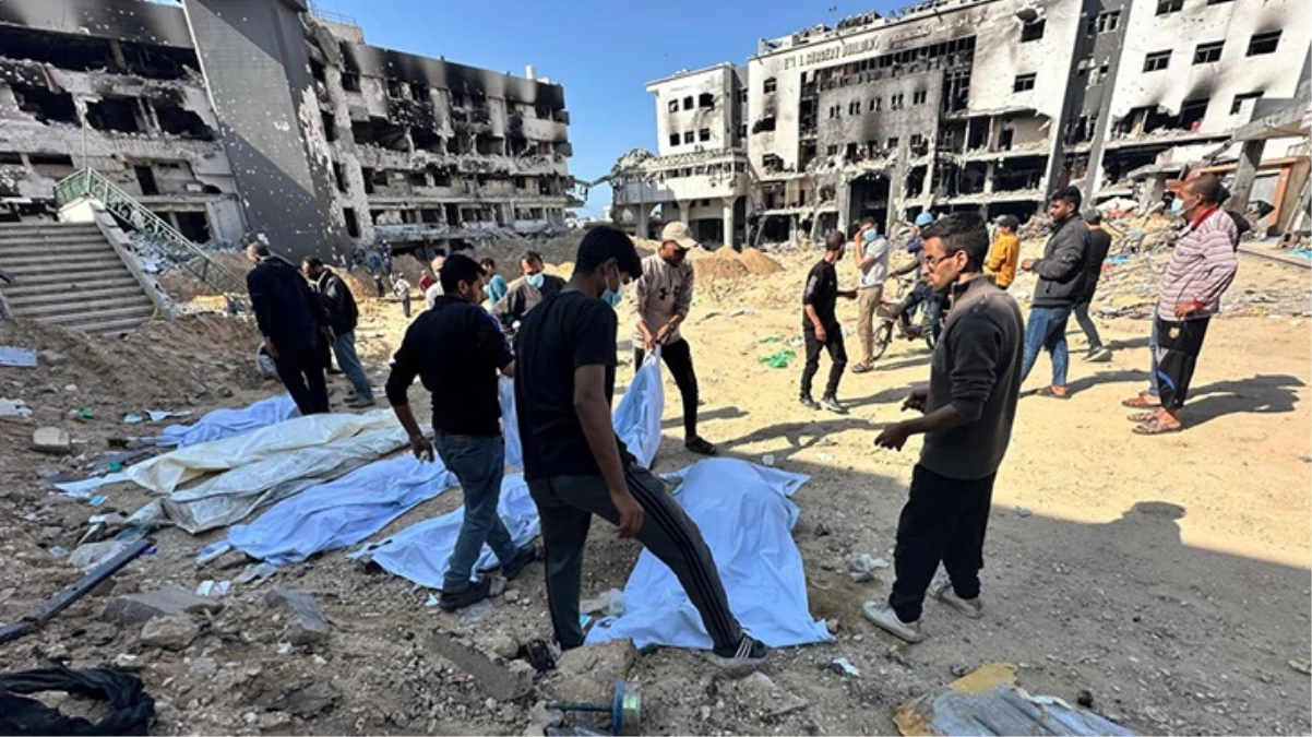 İsrail'in vurduğu Gazze'deki Şifa Hastanesi avlusunda toplu mezar bulundu