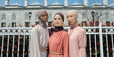 Dünyaca ünlü Türk tasarımcı Özlem Süer, modest modanın lideri Modanisa için abiye koleksiyon tasarladı...