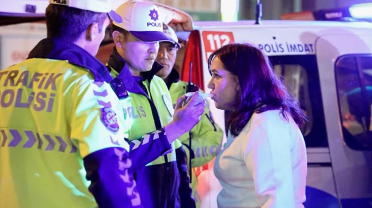 Alkollü sürücü, polisi terletti: Üfleme eğitimi verilen kadın 44'ncü seferde başardı