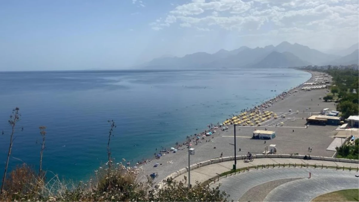 Antalya'da sıcak hava, tatilcileri Konyaaltı Sahili'nden kaçırdı