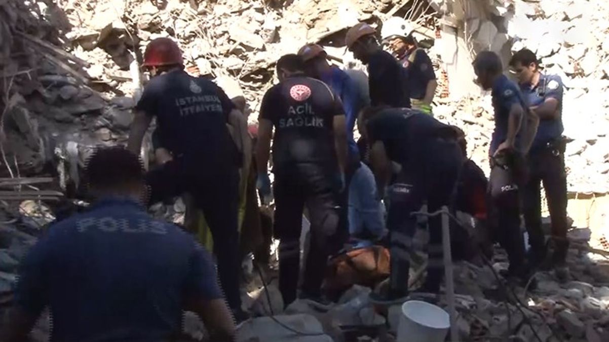 Bakırköy'de kontrollü yıkım sırasında çökme! 1 kişi enkaz altında kaldı
