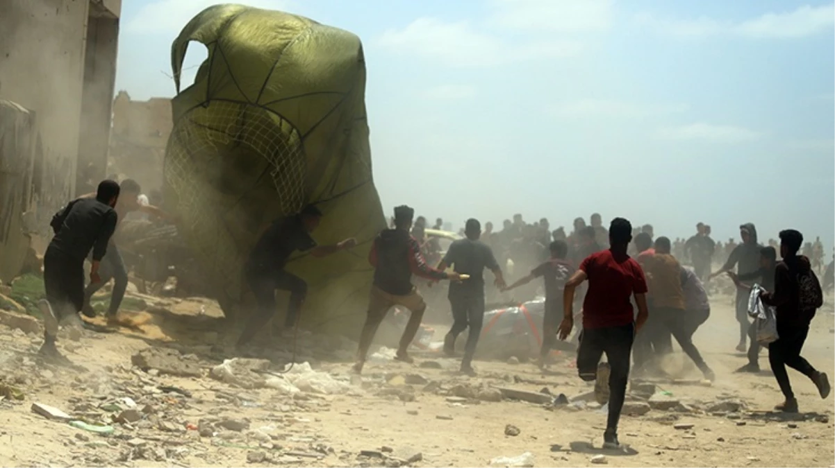 Gazze'ye havadan atılan yardımların paraşütü açılmadı: Çok sayıda ölü ve yaralı var