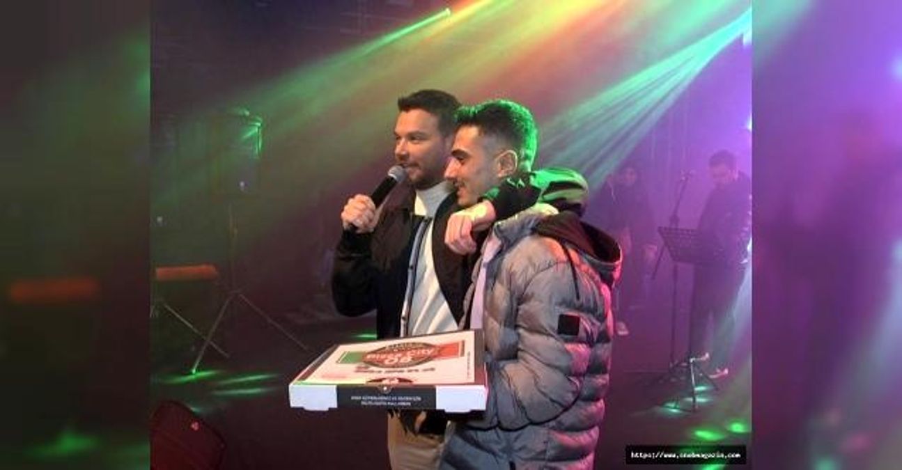 Sahneye pizza siparişi veren Sinan Akçıl, kuryenin hayalin gerçekleştirdi