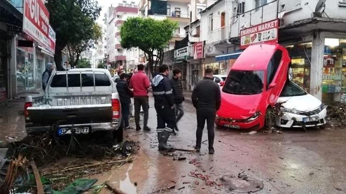 Son Dakika: Antalya'da selin bilançosu: 100 konut, 497 araç ve 12 bin 500 dönüm sera hasar gördü