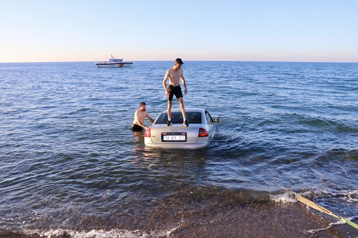 Trabzon'da arabasıyla denize dalan vatandaş, çevredekiler tarafından kurtarıldı